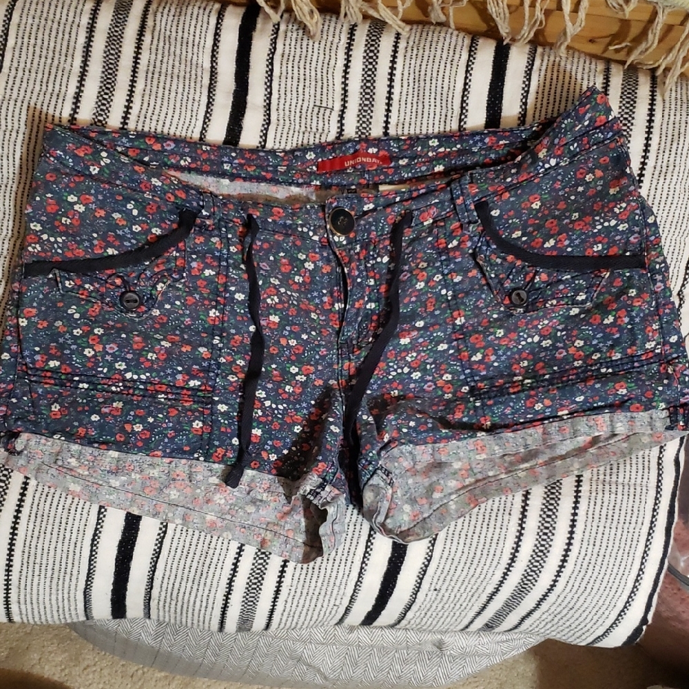 UNIONBAY Floral Jean Shorts - Blue and Red Size 9